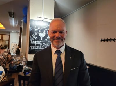 Porträtt av en man i kostym. 