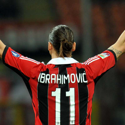 Zlatan Ibrahimovic jublar i AC Milans tröja våren 2012.