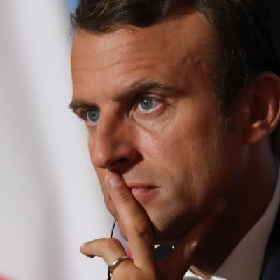 Frankrikes president Emmanuel Macron under migrationstoppmötet med europeiska och afrikanska ledare.