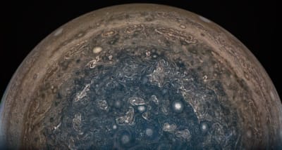 Planeten Jupiters sydpol med stormar.
