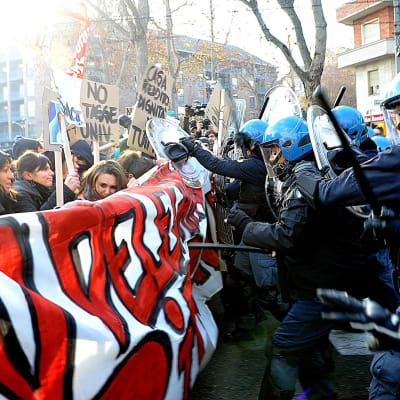 Demonstranter och polis drabbar samman i Turin.