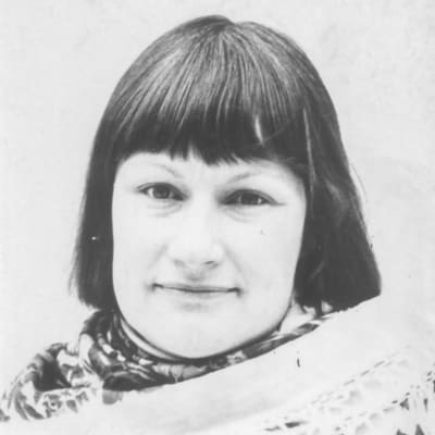 Tarja Halosen eduskuntavaalikuva 1979. Kuva on otettu Metsätalon seinää vasten E-ryhmän yhteistä vaaliesitettä varten.