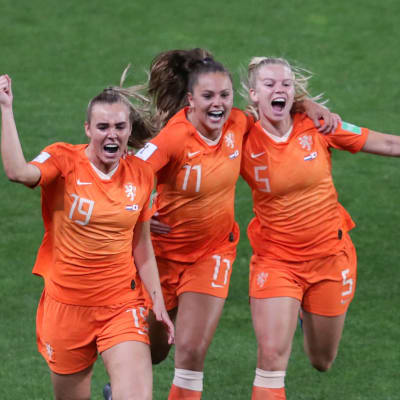 Hollands damer firar segern över Japan i åttondelarna.