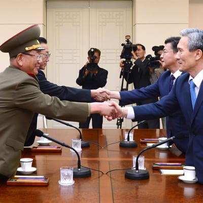 Högt uppsatta representanter från Nordkorea (till vänster) skakar hand med representanter från Sydkorea i Panmunjom den 22 augusti 2015.
