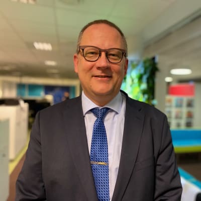 Tomas Häyry seisoo kuvan etualalla Ylen Vaasan toimituksessa.
