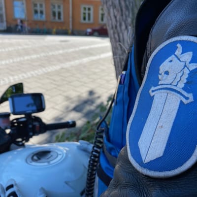 lähikuva poliisin virka-asusta