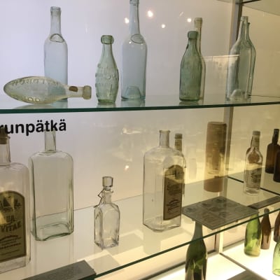 Suomalaisia viinapulloja vitriinissä Sonkajärven kansainvälisessä pullomuseossa.