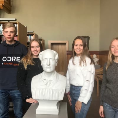 Studerande Jonathan Koivuniemi, Amanda Åby, Kajsa Smedlund, Evelina Sundvik vid Jakobstads gymnasium