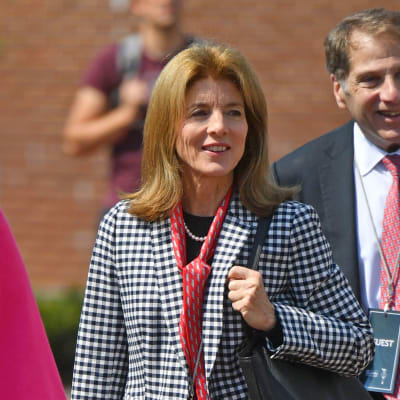 Caroline Kennedy  hymyilee.