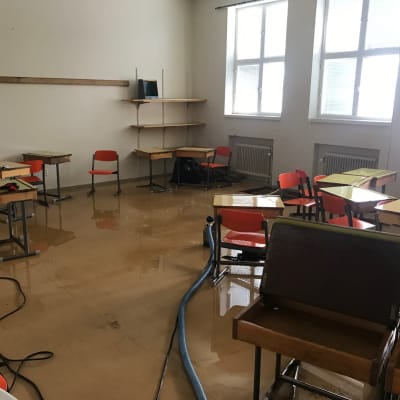 Vattenskadat klassrum i Ristikari skola i Jakobstad.