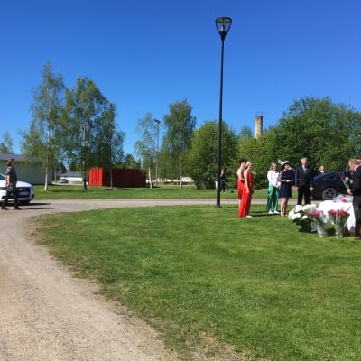 Ylioppilaan lakitus Ilkan patsaalla.