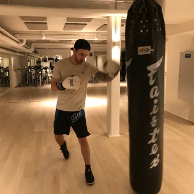 Tomas Vesalainen tränar med en boxningssäck