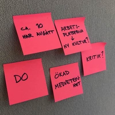 Fem rosa post-it-lappar som beskriver konsekvenser av #metoo.