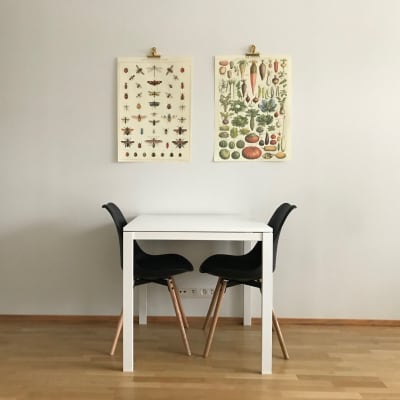 Ett bord, två stolar och en vägg. 