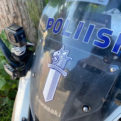 Lähikuva poliisimoottoripyörän etuvisiiristä