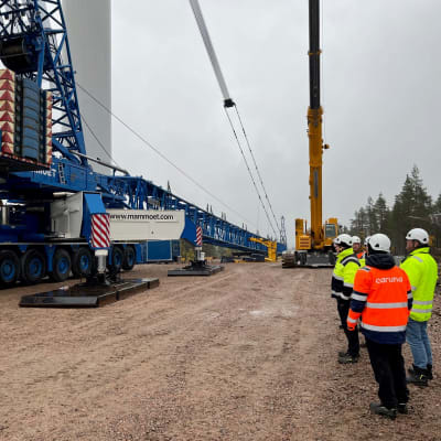 Tuulivoimalaa rakennetaan ja nostetaan pystyyn Posiolla Murtotunturin tuulivoima-alueella.