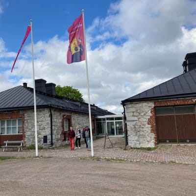 Etelä-Karjalan museo Lappeenrannan Linnoituksessa. Etualalla on ihmisiä.