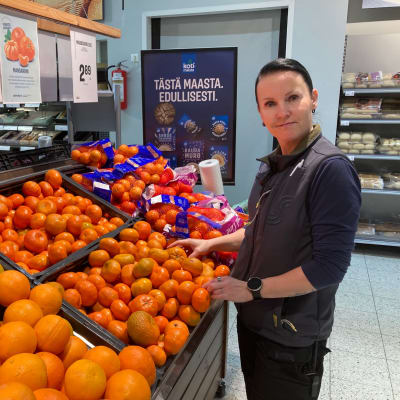 Tanelinrannan S-Marketin myymäläpäällikkö Tanja Salonsaari asettelee hedelmiä kaupassa.