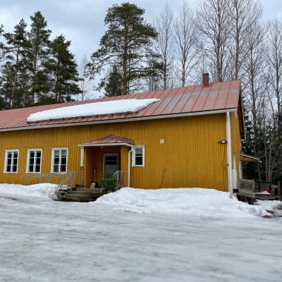 Mikkelin Parkkilan kylässä sijaitseva kylätalo Honkalinna talvisessa maisemassa.