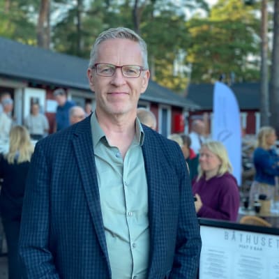 Pargas stadsdirektör Patrik Nygren i gästhamnen i Nagu.