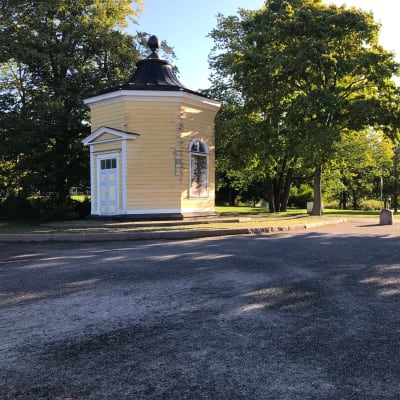 Gul byggnad  som utmärker Kuppis källa i Åbo
