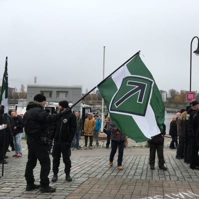 Pohjoismaiden vastarintaliikkeen mielenosoitus Tampereen Laukontorilla