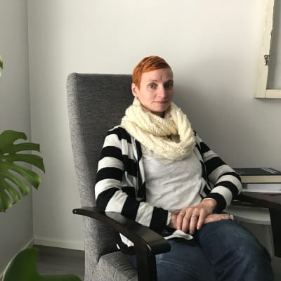 Nina Jacobsson i en fåtölj. 