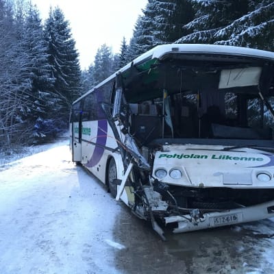 Koululaisia kuljettanut bussi törmäsi kuorma-auton perään Vähäteutarintiellä Inkoon ja Lohjan rajan tuntumassa.
