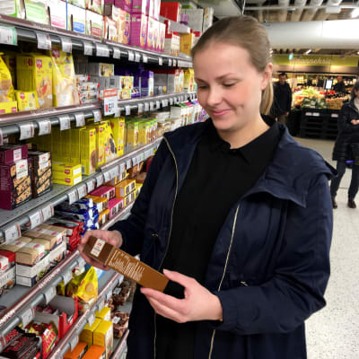 Johanna Niemelä etsii kaupan hyllystä gluteenittomia tuotteita.