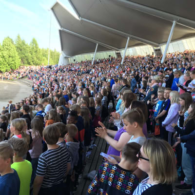 Katsomo täynnä koululaisia Joensuun Laululavalla Suomen suven avauksessa kesäkuussa 2018.