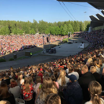 Tuhansia ihmisiä laulamassa Joensuun Laulurinteellä Suomen suven avauksessa kesäkuussa 2018.