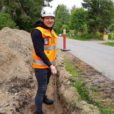 Tietoverkkopäällikkö Joonas Laurila Napapiirin Kuituverkot Oy:stä vetää valokuitua.