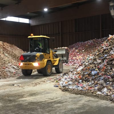 Kotkalaisella Agro Recycling -kierrätyslaitoksella pilkotaan ja kuivataan leipomoista tuotavaa leipäjätettä.