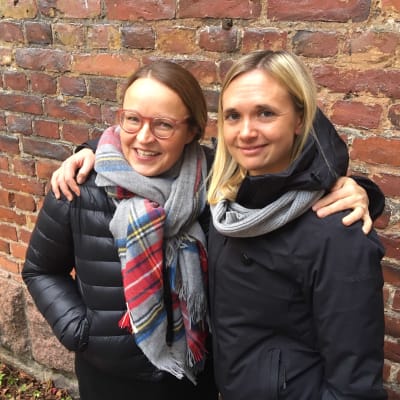 Mikaela Wiik och Pia Kaijärvi utanför Efter Nio studion