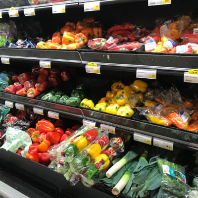 Grönsaker i plastförpackning till försäljning i ett snabbköp