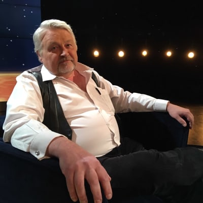 Entreprenören Sture Udd sitter i Daniel Olins tv-studio