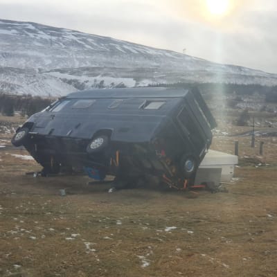 En bil har vält i stormen i Svinadalur på Island.