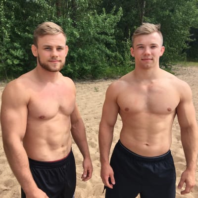 Vasemmalla on Seinäjoen painimiesten Rami Syrjä ja oikealla Lapuan Virkiän Mikko Peltokangas
