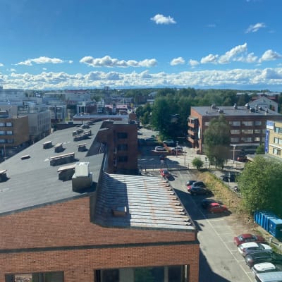 Näkymä Rovaniemen kaupungin kattojen yli aurinkoisena päivänä. 