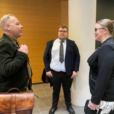 Joni Siikavirta, Ville Mustila och Antonina Paasikivi iklädda kavajer i Helsingfors tingsrätt.