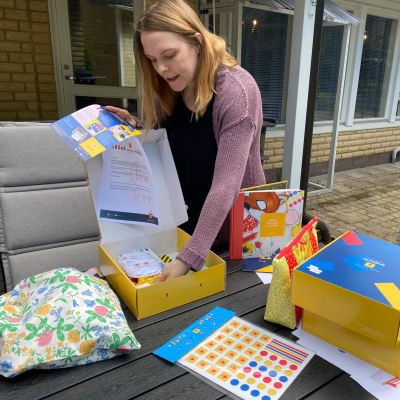 Olika skräddarsydda paket delas ut till långtidssjuka barn och unga.