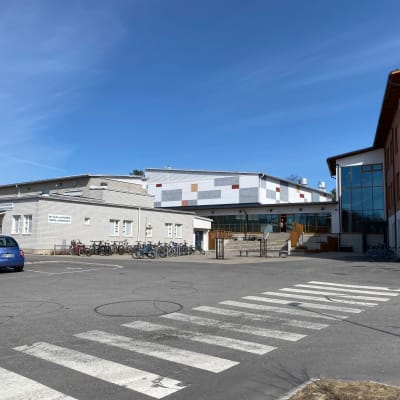 Ingången till en skolbyggnad. 