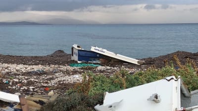 Söndertrasad båt i Cesme i västra Turkiet. I bakgrunden syns den grekiska ön Chios.