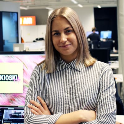 Sometoimittaja Emma Karasjoki Yle Kioskin toimistolla.