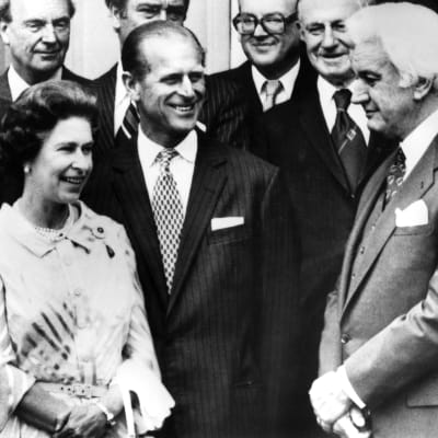 John Kerr tapaa kuningatar Elisabetin ja prinssi Philipin Australiassa vuonna 1977.