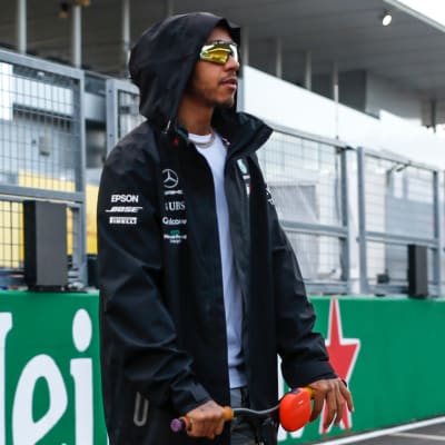 Lewis Hamilton står på en spakcykel