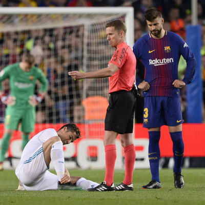 Cristiano Ronaldo håller för sin vrist.