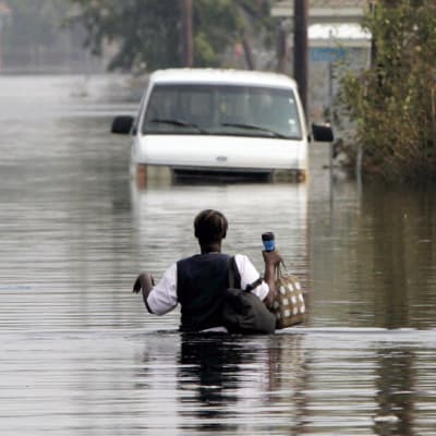 Hirmumyrskyn jälkeinen tulva peitti suuren osan New Orleansin kaduista. 