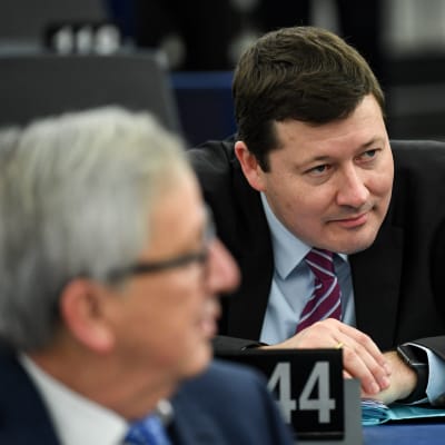 Martin Selmayr toimi aiemmin komission puheenjohtajan Jean-Claude Junckerin (vas.) kabinettipäällikkönä.