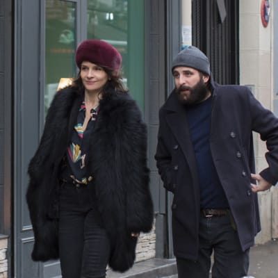Juliette Binoche och Vincent Macaine promenerar i ett kyligt Paris.